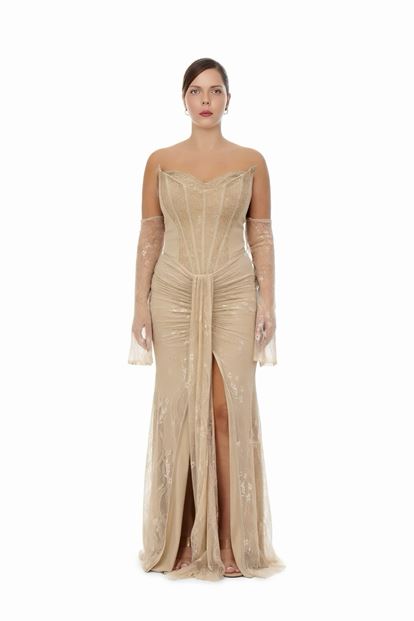 فستان سهرة بمقاسات كبيرة مزين بالدانتيل والخرز المنك